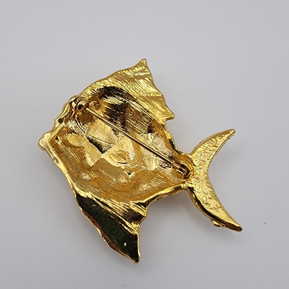 Vintage Angel Fish Gold Tone Cream Embossed Enamel Reef Tropical Vacation Brooch - Picture 6 of 10